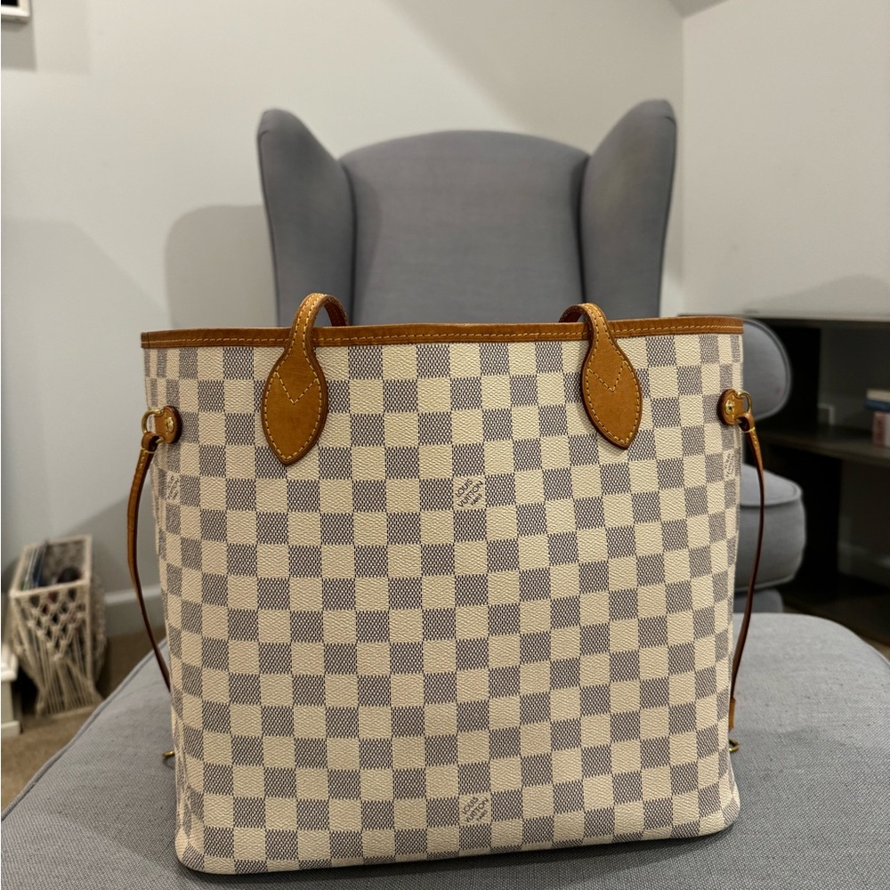 Louis Vuitton Neverfull MM in great condition. Bag organizer included & dustbag